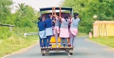 செய்யாறு அருகே பேருந்து வசதி இல்லாததால் சரக்கு வாகனங்களில் மாணவிகள் ஆபத்தான பயணம்