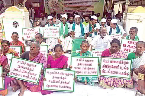 சென்னை பெசன்ட் நகரில் காலவரையற்ற போராட்டத்தில் ஈடுபட்டுள்ள தமிழ்நாடு அனைத்து விவசாயிகள் சங்கங்களின் ஒருங்கிணைப்புக் குழுத் தலைவர் பி.ஆர்.பாண்டியன் மற்றும் விவசாயிகள்.