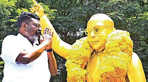 விடுதலை சிறுத்தைகள் தலைவர் திருமாவளவன் தனது பிறந்தநாளை ஒட்டி, கோயம்பேடு பேருந்து நிலையம் எதிரில் அமைந்துள்ள அம்பேத்கர் சிலைக்கு மாலை அணிவித்து மரியாதை செலுத்தினார். படம்: ம.பிரபு