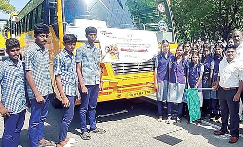 மதுரையில் உள்ள பொறியியல் கல்லூரிகளை பார்வையிடச் செல்லும் விருதுநகர் மாவட்ட அரசு பள்ளி மாணவ, மாணவிகளின் களப்பயணத்தை கொடியசைத்துத் தொடங்கி வைத்த மாவட்ட ஆட்சியர் வீ.ப.ஜெயசீலன்.