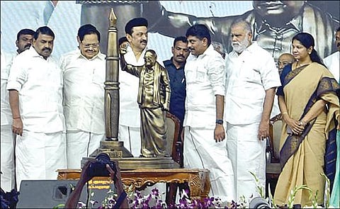 ராமநாதபுரத்தில் நடந்த திமுக தென் மண்டல வாக்குச்சாவடி முகவர்கள் பயிற்சி பாசறைக் கூட்டத்தில் பங்கேற்ற முதல்வர் மு.க.ஸ்டாலினுக்கு கருணாநிதி சிலையுடன் கூடிய பேனா நினைவுச் சின்னத்தை பரிசாக வழங்கிய அமைச்சர் ராஜகண்ணப்பன், மாவட்டச் செயலாளர் காதர்பாட்சா என்ற முத்துராமலிங்கம். படம்: எல்.பாலச்சந்தர்