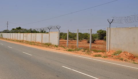 மதுரை தோப்பூரில் எய்ம்ஸ் மருத்துவமனை கட்டுவதற்காக தேர்வு செய்யப்பட்டு சுற்றுச்சுவர் கட்டப்பட்டுள்ள இடம். படம்: என். தங்கரத்தினம்