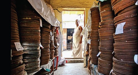 பாட்சா திரையரங்கில் உள்ள படப்பெட்டிகள்