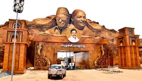 மதுரையில் நடைபெறவுள்ள அதிமுக மாநாட்டுத் திடலின் முகப்புத் தோற்றம் | படம்: நா.தங்கரத்தினம்