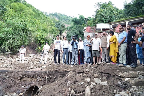 இமாச்சலப் பிரதேச மழை வெள்ளம், நிலச்சரிவு பாதிப்புகளை பார்வையிடும் அம்மாநில முதல்வர்