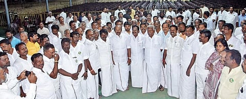 மதுரை மாநாட்டு பந்தலை பார்வையிட்ட அதிமுக துணைப் பொதுச் செயலாளர் கே.பி.முனுசாமி, முன்னாள் அமைச்சர்கள் செல்லூர் கே.ராஜூ, ஆர்.பி.உதயகுமார், அமைப்பு செயலாளர் வி.வி.ராஜன் செல்லப்பா உள்ளிட்டோர்.