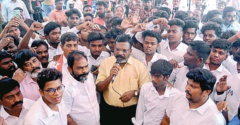 நாங்குநேரியில் சிறுவர்கள் மீது நடந்த தாக்குதலைக் கண்டித்து விசிக சார்பில் சென்னை வள்ளுவர் கோட்டத்தில் நேற்று ஆர்ப்பாட்டம் நடந்தது. இதில் கட்சியின் தலைவர் திருமாவளவன் பங்கேற்றார். படம்: எஸ்.சத்தியசீலன்