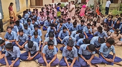 திருத்தணி அருகே மத்தூர் அரசு பள்ளி வகுப்பறைகளின் பூட்டுகளில் மனித கழிவு பூசப்பட்டிருந்ததை கண்டித்து, போராட்டத்தில் ஈடுபட்ட மாணவர்கள்.