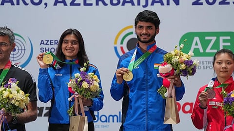 தங்கம் வென்ற இந்தியாவின் ஈஷா சிங், ஷிவா நர்வால் ஜோடி.