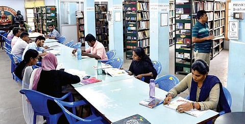 நூலகத்தில் அமர்ந்து படிக்கும் வாசகர்கள். படங்கள்: நா.தங்கரத்தினம்.