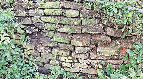 ஊத்தங்கரை அருகே சென்னானூர் கிராமத்தில் கண்டுபிடிக்கப்பட்டுள்ள 2000 ஆண்டு பழங்கால செங்கற்கள்