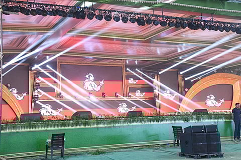 200 அடி நீள டிஜிட்டல் மேடை, ஹெலிகாப்டரில் மலர் தூவல் - மதுரையில் மின்னொளியில் ஜொலிக்கும் அதிமுக மாநாடு