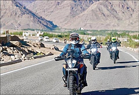 லடாக்கின் பான்காங் ஏரி பகுதிக்கு மோட்டார் சைக்கிளில் சென்ற ராகுல்.