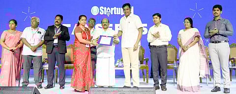 கோவையில் நேற்று தொடங்கிய ஸ்டார்ட்-அப் திருவிழாவில், தொழில்முனைவோருக்கு ஆதார நிதியை வழங்கினார் அமைச்சர் தா.மோ.அன்பரசன். உடன், தமிழக தொழில் முதலீடு ஊக்குவிப்பு மற்றும் வர்த்தகத் துறை அமைச்சர் டிஆர்பி.ராஜா, மாவட்ட ஆட்சியர் கிராந்திகுமர் பாடி, எம்எல்ஏ வானதி சீனிவாசன் உள்ளிட்டோர்.படம்: ஜெ.மனோகரன்