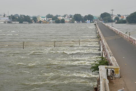 காவிரியில் தமிழகத்துக்கு விநாடிக்கு 22 ஆயிரம் கனஅடி நீர் திறப்பு - கர்நாடக அரசை கண்டித்து விவசாயிகள் போராட்டம்