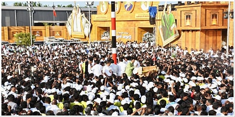 மதுரையில் நடைபெறும் அதிமுக மாநில மாநாட்டுத் திடலில் அமைக்கப்பட்டிருந்த 51 அடி உயர கொடிக்கம்பத்தில் அக்கட்சியின் கொடியினை எடப்பாடி பழனிசாமி ஏற்றிவைத்தார். | படங்கள்: எஸ்.கிருஷ்ணமூர்த்தி, என்.தங்கரத்தினம்