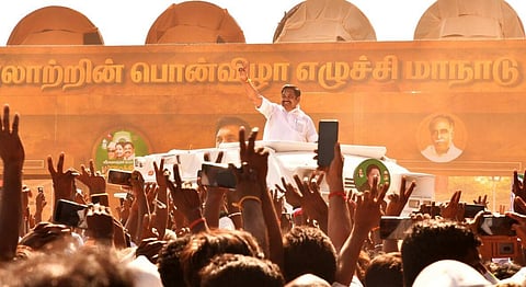 மதுரையில் நடைபெறும் அதிமுக மாநாட்டுக்கு வருகை தந்துள்ள தொண்டர்களைப் பார்த்து உற்சாகமாக கை அசைக்கும் அக்கட்சியின் பொதுச் செயலாளர் எடப்பாடி பழனிசாமி | படங்கள்: ஜி.மூர்த்தி