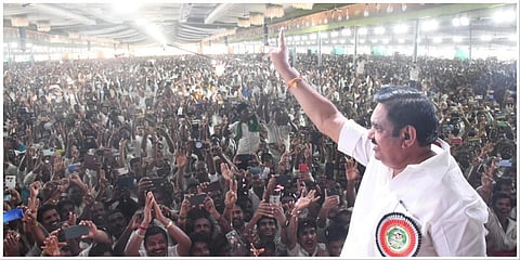 மதுரையில் நடந்த அதிமுக மாநாட்டில் பங்கேற்ற தொண்டர்களைப் பார்த்து உற்சாகமாக கை அசைக்கும் அக்கட்சியின் பொதுச் செயலாளர் எடப்பாடி பழனிசாமி | படங்கள்: எஸ்.கிருஷ்ணமூர்த்தி, என்.தங்கரத்தினம்