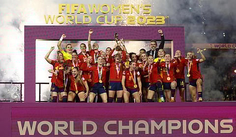 சாம்பியன் பட்டம் வென்ற ஸ்பெயின் அணி வீராங்கனைகள்