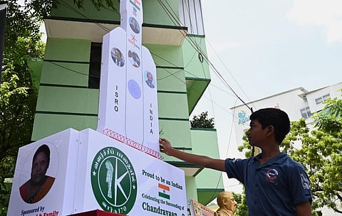 நிலவில் பத்திரமாக லேண்டர் கலன் தரையிறங்க வாழ்த்தி, சென்னை கோட்டூர்புரம் அண்ணா நூற்றாண்டு நூலகம் அருகே சாலையோரம் வைக்கப்பட்டுள்ள சந்திரயான்-3 மாதிரி. படம்: எஸ்.சத்தியசீலன்