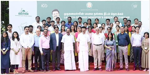 பசுமை புத்தாய்வு திட்டத்துக்காக தேர்வு செய்யப்பட்டுள்ள பசுமை தோழர்கள் 40 பேர் தமிழக முதல்வர் மு.க.ஸ்டாலினை சந்தித்து வாழ்த்துப் பெற்றனர்.