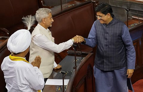 மாநிலங்களவை உறுப்பினராக பதவியேற்ற எஸ்.ஜெய்சங்கருக்கு மத்திய அமைச்சர் பியூஷ் கோயல் வாழ்த்து.