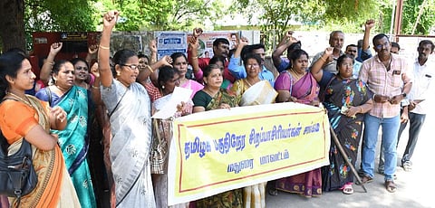 மதுரை மாவட்ட ஆட்சியர் அலுவலகம் முன்பு இன்று தமிழக பகுதிநேர சிறப்பாசிரியர்கள் சங்கத்தின் பணிநிரந்தரம் செய்யக்கோரி ஆர்ப்பாட்டத்தில் ஈடுபட்டனர். | படம்: எஸ்.கிருஷ்ணமூர்த்தி.