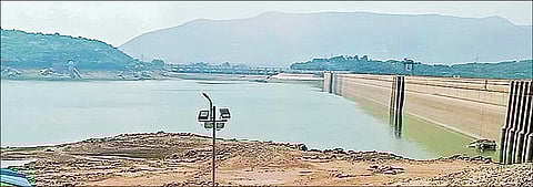 மேட்டூர் அணையின் நீர்மட்டம் 55.14 அடியாக உள்ள நிலையில், அணையின் மதகு அருகே குட்டைபோல தேங்கியுள்ள காவிரி நீர்.