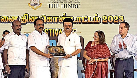 சென்னை தினத்தை முன்னிட்டு, மாநகராட்சி ரிப்பன் கட்டிட வளாகத்தில் சென்னை மாநகராட்சி மற்றும் `தி இந்து' குழுமம் சார்பில் நடைபெற்ற புகைப்பட கண்காட்சி தொடக்க விழாவில், ‘எபிக் சாகா ஆஃப் தி சோழாஸ்’, ‘தமிழ்நாடு இன் ஃபோக்கஸ்: கல்ச்சர் அண்ட் சொசைட்டி; பாலிடிக்ஸ் அண்ட் கவர்னன்ஸ்’ மற்றும் ‘பயனீர்ஸ் - ஸ்டார்ஸ் இன் தி மெட்ராஸ் கேலக்ஸி’ ஆகிய ‘தி இந்து’ குழுமத்தின் தயாரிப்புகளான 3 நூல்களை முதல்வர் மு.க.ஸ்டாலின் வெளியிட, அமைச்சர்கள் தங்கம் தென்னரசு, மா.சுப்பிரமணியன், பி.கே.சேகர்பாபு ஆகியோர் பெற்றுக் கொண்டனர். நிகழ்வில், சென்னை மேயர் ஆர்.பிரியா, ‘தி இந்து’ குழும தலைவர் நிர்மலா லஷ்மண், இயக்குனர்கள் என்.ராம், என்.முரளி, என்.ரவி மற்றும் துணை மேயர் மு.மகேஷ்குமார், மாநகராட்சி ஆணையர் ஜெ.ராதாகிருஷ்ணன் உள்ளிட்டோர் பங்கேற்றனர்.படம்: ம.பிரபு