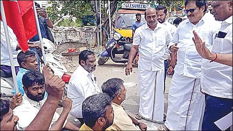 திருச்சி ஆழ்வார்தோப்பு பகுதிக்கு நேற்று குறைகேட்க வருகை தந்த திருச்சி எம்.பி திருநாவுக்கரசரை முற்றுகையிட்டு போராட்டத்தில் ஈடுபட்ட எஸ்டிபிஐ கட்சியினர்.