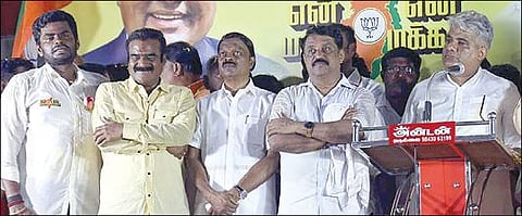 திருநெல்வேலியில் பாஜக மாநிலத் தலைவர் அண்ணாமலையின் முதற்கட்ட யாத்திரை நிறைவு விழாவில் மத்திய அமைச்சர் பூபேந்திர யாதவ் பேசினார். அருகில் அண்ணாமலை, புதிய நீதி கட்சித் தலைவர் ஏ.சி.சண்முகம், மக்கள் கல்விக்கழகத் தலைவர் தேவநாதன் யாதவ், நயினார் நாகேந்திரன் எம்.எல். ஏ. உள்ளிட்டோர். படம்: மு.லெட்சுமி அருண்