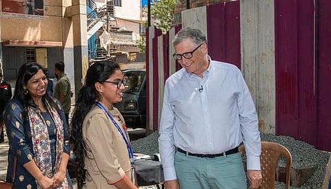 டிஜிட்டல் வங்கி சேவை வழங்கிய அஞ்சல் துறை பெண் ஊழியருக்கு பில் கேட்ஸ் பாராட்டு