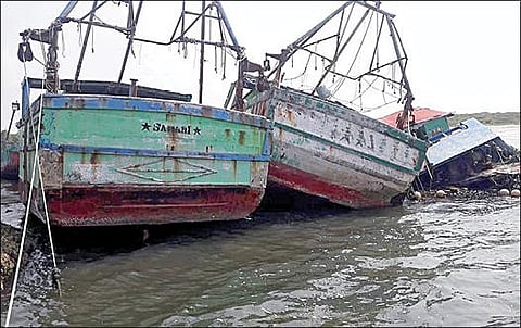 யாழ்ப்பாணம் காரைநகரில் சேதமடைந்த நிலையில் உள்ள தமிழக மீனவர்களின் விசைப் படகுகள்.