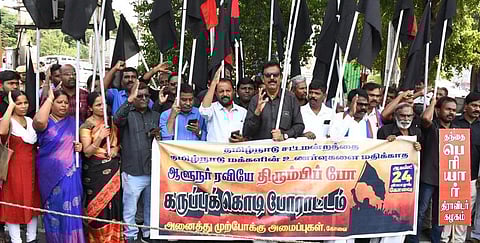 கோவை வந்துள்ள ஆளுநர் ஆர்.என்.ரவியின் வருகைக்கு எதிர்ப்பு தெரிவித்து முற்போக்கு அமைப்புகள் சார்பில் ஆர்ப்பாட்டம் நடத்தப்பட்டது | படங்கள்: ஜெ.மனோகரன்