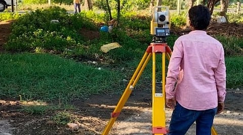 திருப்பரங்குன்றம் மலைமீதுள்ள காசி விஸ்வநாதர் கோயிலுக்கு ரோப்கார் அமைப்பதற்கான சாத்தியக்கூறுகள் குறித்த ஐடிகாட் எனும் தனியார் நிறுவன ஊழியர்கள் இன்று சர்வே செய்தனர்.