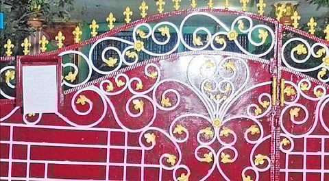 சிதம்பரம் அருகே முத்தையா நகரில் உள்ள சத்தியமூர்த்தி வீட்டில் காவல் நிலையத்தில் ஆஜராகுமாறு போலீஸார் ஒட்டிய நோட்டீஸ்.