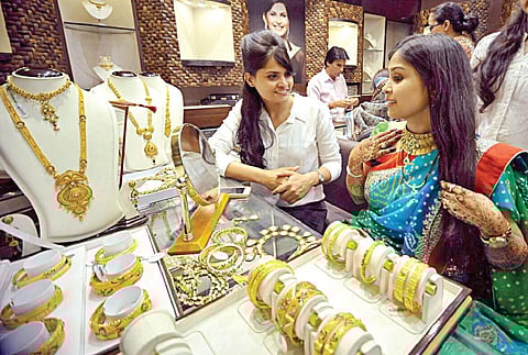 தங்கத்தின் மீது தீரா காதல் ஏன்?