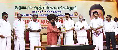 மயிலாடுதுறை தருமபுரம் ஆதீனம் கலைக் கல்லூரியின் பவள விழா நிறைவையொட்டி நேற்று நடைபெற்ற முப்பெரும் விழாவில் சிறப்பு மலரை முதல்வர் மு.க.ஸ்டாலின் வெளியிட தருமபுரம் ஆதீனம் 27-வது குருமகா சந்நிதானம் ல கயிலை மாசிலாமணி தேசிக ஞானசம்பந்த பரமாச்சாரிய சுவாமிகள் பெற்றுக் கொள்கிறார். உடன், அமைச்சர்கள் சேகர்பாபு, மெய்யநாதன், அன்பில் மகேஸ் பொய்யாமொழி, எம்.பி. செ.ராமலிங்கம், மாவட்ட ஆட்சியர் ஏ.பி.மகா பாரதி ஆகியோர்.