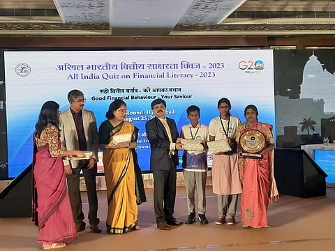 ஆர்பிஐ சார்பில் தென்னிந்திய அளவில் நடைபெற்ற வினாடி வினா போட்டியில் முதலிடம் பிடித்த கோவை காந்திமாநகர் அரசு உயர்நிலைப்பள்ளி பத்தாம் வகுப்பு மாணவர் எஸ்.ஆகாஷ், ஜி.ராம்பிரியா, வழிகாட்டி ஆசிரியர் சுமதி ஆகியோர்.