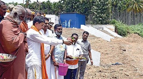 கோவையில் நடைபெற்ற நொய்யல் பெருவிழாவில் கலந்துகொண்டு, பேரூர் படித்துறையில் நேற்று வழிபட்ட ஆளுநர் ஆர்.என்.ரவி உள்ளிட்டோர். படம்: ஜெ.மனோகரன்