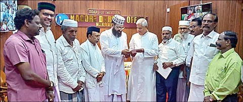 நாகூர் ஆண்டவர் தர்காவில் நேற்று தர்கா தலைமை அறங்காவலர் செய்யது முஹமது காஜி ஹுசைனிடம் வேளாங்கண்ணி பேராலய ஆண்டுப் பெருவிழா அழைப்பிதழை வழங்கிய பேராலய அதிபர் இருதயராஜ் அடிகளார்.