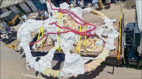 சுவாமிமலையிலிருந்து நேற்று டெல்லிக்கு கொண்டு செல்லப்பட்ட நடராஜர் சிலை.