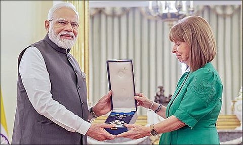 கிரீஸின் 2-வது உயரிய ‘‘தி கிரான்ட் கிராஸ் ஆப் ஆர்டர் ஆப் ஹானர்’’ விருதை அந்த நாட்டு அதிபர் கேத்ரினா, பிரதமர் நரேந்திர மோடிக்கு வழங்கினார். படம்: பிடிஐ