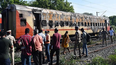 ‘சுற்றுலா ரயில் பெட்டி தீ விபத்துக்கு சிலிண்டர்களே காரணம்’ - மதுரையில் அதிகாரிகள் சொல்வது என்ன?