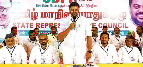 திருச்சியில் நேற்று நடைபெற்ற எஸ்டிபிஐ கட்சியின் மாநில பொதுக்குழுக் கூட்டத்தில் பேசிய கட்சியின் மாநிலத் தலைவர் நெல்லை முபாரக்.படம்: ர.செல்வமுத்துகுமார்