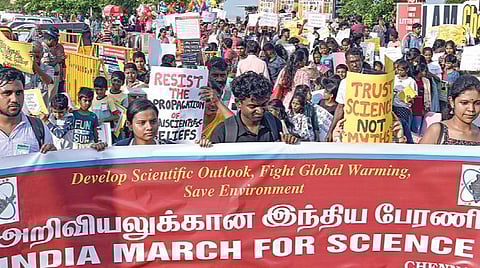 ஐஎம்எப்எஸ் அமைப்பு குழு தமிழ்நாடு பிரிவு சார்பில், சென்னை பெசன்ட் நகர் எலியட்ஸ் கடற்கரையில் விழிப்புணர்வுப் பேரணி நேற்று நடைபெற்றது. படம்: எஸ்.சத்தியசீலன்