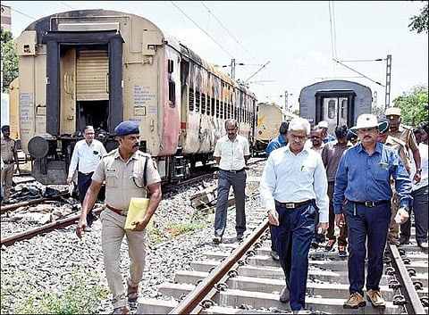 மதுரையில் விபத்து நடந்த சுற்றுலா ரயில் பெட்டியை பார்வையிட்டு ஆய்வு செய்த தெற்கு வட்ட ரயில்வே பாதுகாப்பு ஆணையர் சவுத்ரி. உடன் மதுரை ரயில்வே கோட்ட மேலாளர் ப.அனந்த் உள்ளிட்டோர். படம்: நா. தங்கரத்தினம்