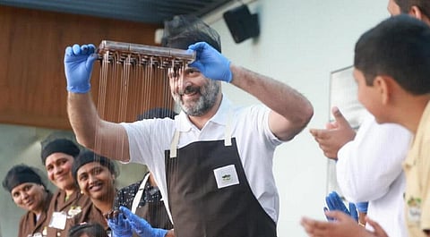 உதகை அருகே எல்லநள்ளி பகுதியில் உள்ள நிறுவனத்தில் சாக்லேட் தயாரித்த ராகுல் காந்தி.