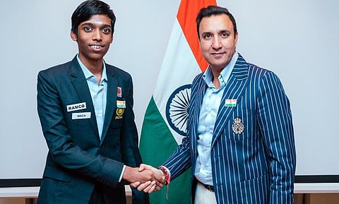 பிரக்ஞானந்தாவுடன் சஞ்சய் கபூர்