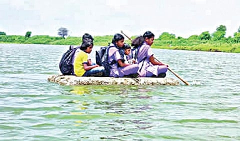 தெர்மகோல் படகில் மாணவர்கள்